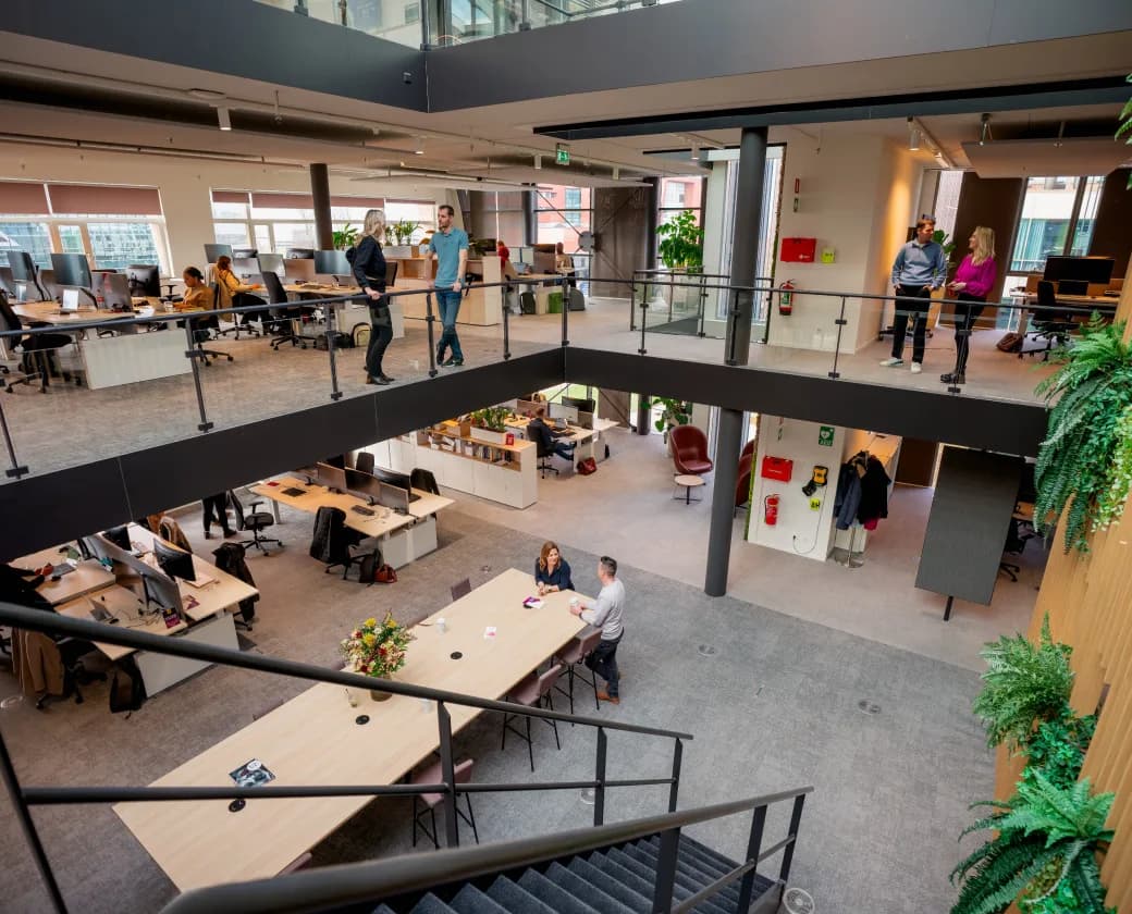 Binnenruimte van het kantoor waar medewerkers samenwerken aan flexibele inhuur en procesverbetering.