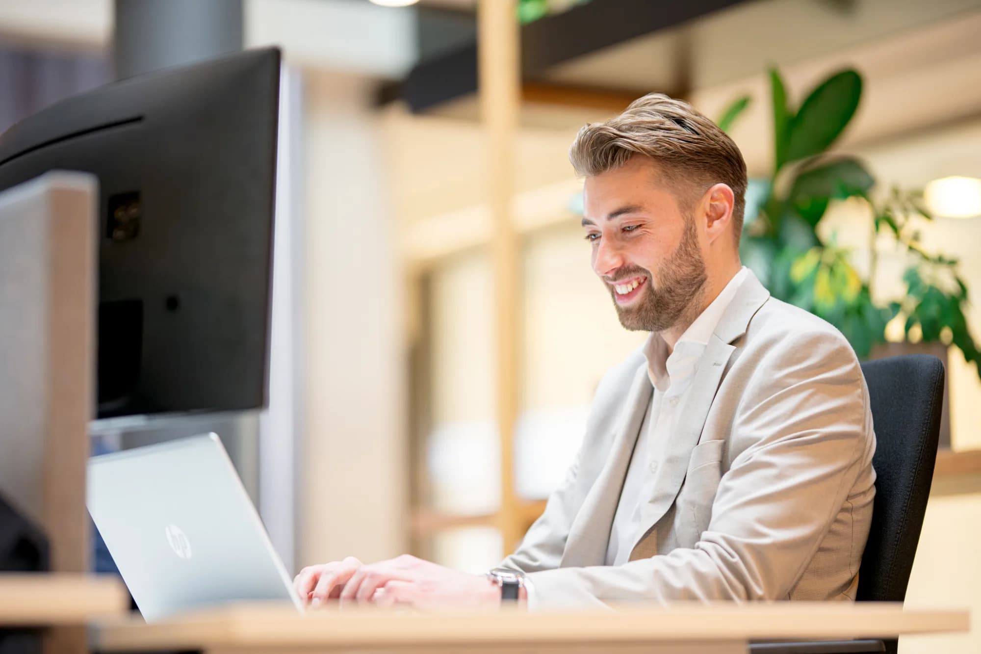 Persoon aan het werk op kantoor met een laptop